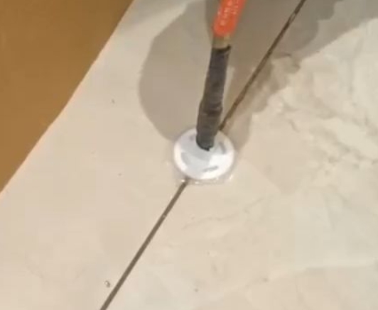 洪雅瓷砖空鼓维修公司专业解答瓷砖在铺贴过程中，如果没有涂抹均匀到位的粘结材料（如水泥砂浆或瓷砖胶），可能会导致以下问题